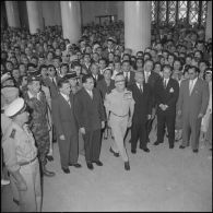 Dépôt de gerbe de fleurs à la stèle dédiée aux fonctionnaires du ministère de l'Algérie. [Description en cours]