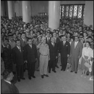 Dépôt de gerbe de fleurs à la stèle dédiée aux fonctionnaires du ministère de l'Algérie. [Description en cours]