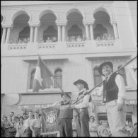 Manifestation d'association de province française à Alger. [Description en cours]