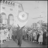 Manifestation d'association de province française à Alger. [Description en cours]