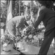 Dépôt de gerbe de fleurs sur la tombe du fils du général Salan. [Description en cours]