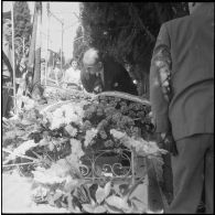 Dépôt de gerbe de fleurs sur la tombe du fils du général Salan. [Description en cours]