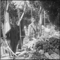 Dépôt de gerbe de fleurs sur la tombe du fils du général Salan. [Description en cours]