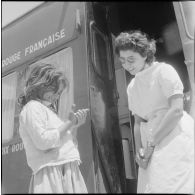 Présentation d'un camion sanitaire offert par la Croix-Rouge. [Description en cours]