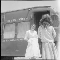 Présentation d'un camion sanitaire offert par la Croix-Rouge. [Description en cours]