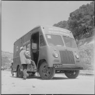 Présentation d'un camion sanitaire offert par la Croix-Rouge. [Description en cours]