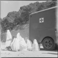Présentation d'un camion sanitaire offert par la Croix-Rouge. [Description en cours]