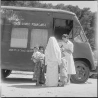 Présentation d'un camion sanitaire offert par la Croix-Rouge. [Description en cours]
