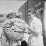 Présentation d'un camion sanitaire offert par la Croix-Rouge. [Description en cours]