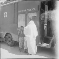 Présentation d'un camion sanitaire offert par la Croix-Rouge. [Description en cours]