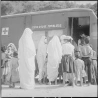 Présentation d'un camion sanitaire offert par la Croix-Rouge. [Description en cours]