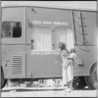 Présentation d'un camion sanitaire offert par la Croix-Rouge. [Description en cours]