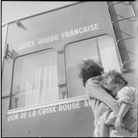 Présentation d'un camion sanitaire offert par la Croix-Rouge. [Description en cours]