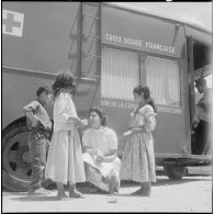 Présentation d'un camion sanitaire offert par la Croix-Rouge. [Description en cours]