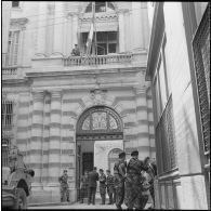 Parachutistes en ville. [Description en cours]