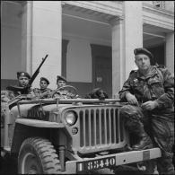 Parachutistes en ville. [Description en cours]
