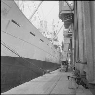 Le paquebot le Lacydon dans le port d'Alger. [Description en cours]