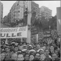 Manifestation en faveur de l'Algérie française avec la participation des jeunes moniteurs du CEMJA. [Description en cours]