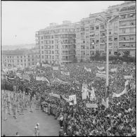 Manifestation en faveur de l'Algérie française avec la participation des jeunes moniteurs du CEMJA. [Description en cours]