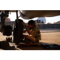 Un mécanicien intervient sur le train d'atterrissage d'un avion Mirage 2000 C à Niamey, au Niger.