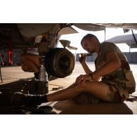 Un mécanicien intervient sur le train d'atterrissage d'un avion Mirage 2000 C à Niamey, au Niger.