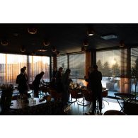 La ministre des Armées Florence Parly assiste à un dîner aux côtés de son homologue estonien Kalle Laanet à Tallinn, en Estonie.