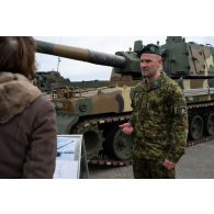 Un soldat estonien du groupe d'artillerie (Suurtükiväegrupp) présente un canon automoteur K9 Thunder à la ministre des Armées Florence Parly à Ämari, en Estonie.