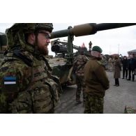Des soldats estoniens du groupe d'artillerie (Suurtükiväegrupp) présente un canon automoteur K9 Thunder à la ministre des Armées Florence Parly à Ämari, en Estonie.