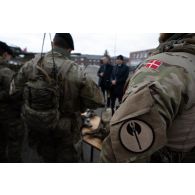 Des soldats danois du Jutland Dragoon Regiment présentent leur matériel à Tapa, en Estonie.