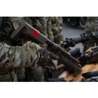 Un soldat danois du Jutland Dragoon Regiment présente un lance-grenade M203 à Tapa, en Estonie.