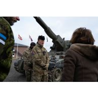 Des soldats britanniques du Royal regiment of Artillery présentent un canon automoteur AS-90 à la ministre des Armées Florence Parly à Tapa, en Estonie.