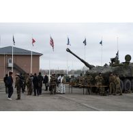 Des soldats danois du Jutland Dragoon Regiment présentent leur matériel à Tapa, en Estonie.