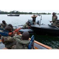 Des soldats congolais interceptent un zodiac au large de la Pointe Denis à bord d'une barque au centre d'aguerrissement Outre-Mer et étranger (CAOME) de Libreville, au Gabon.