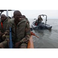 Des soldats congolais sécurisent une plage de la Pointe Denis à bord d'une barque au centre d'aguerrissement Outre-Mer et étranger (CAOME) de Libreville, au Gabon.