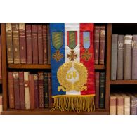 Exposition du drapeau du 6e bataillon d'infanterie de marine (BIMa) décoré des différentes croix de guerre à Libreville, au Gabon.