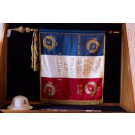 Exposition du drapeau du 6e bataillon d'infanterie de marine (BIMa) à Libreville, au Gabon.