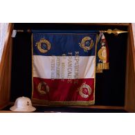 Exposition du drapeau du 6e bataillon d'infanterie de marine (BIMa) à Libreville, au Gabon.