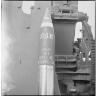 Présentation du dix-millième obus 105-h. [Description en cours]