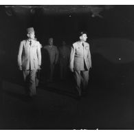 Cérémonie militaire nocturne sur la base d'Aïn-Arnat. [Description en cours]