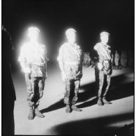 Cérémonie militaire nocturne sur la base d'Aïn-Arnat. [Description en cours]