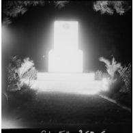 Cérémonie militaire nocturne sur la base d'Aïn-Arnat. [Description en cours]