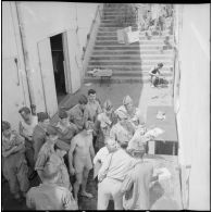 Célébration de la fête des mères avec la Maman du Soldat. [Description en cours]