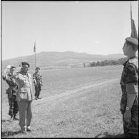 Passation de commandement au 13e RDP en Zone Est Algérois (ZEA). [Description en cours]