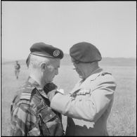 Passation de commandement au 13e RDP en Zone Est Algérois (ZEA). [Description en cours]