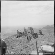 Activités quotidiennes dans le désert. [Description en cours]
