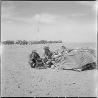 Campement militaire dans le désert. [Description en cours]