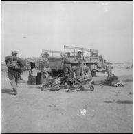Campement militaire dans le désert. [Description en cours]