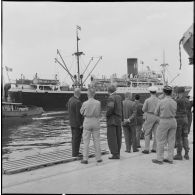 Accostage d'un paquebot dans le port d’Alger. [Description en cours]