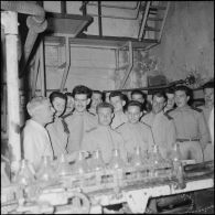 Moment de cohésion entre civils et militaires. [Description en cours]