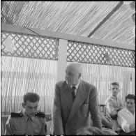 Moment de cohésion entre civils et militaires. [Description en cours]